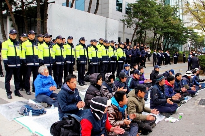 민노총 금속노조원들이 현대차 서울 양재동 사옥에서 농성을 펼치고 있다. 사진=정수남 기자