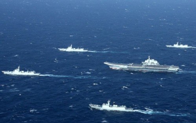 사진은 중국 해군과 공군이 남중국해에서 합동훈련을 하는 모습 .