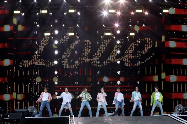 그룹 '방탄소년단(BTS)'이 지난 13, 14일 일본 시즈오카 공연 등 총 4회 공연을 펼쳐 21만 명의 일본 관객을 불러모으며 경제보복 빗장을 열었다. 사진=빅히트 제공