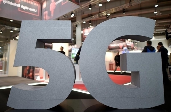 이통사들이 5G 스마트폰 보조금을 다시 상향하면서 하반기 5G 경쟁 2라운드에 돌입하는 분위기다.