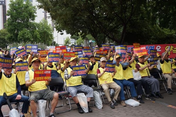 잠실5단지 재건축조합 700여명이 지난 10일 ‘서울시 인ㆍ허가 촉구를 위한 항의집회’에 참석해 피켓 시위를 벌이고 있다. 사진=김하수 기자 