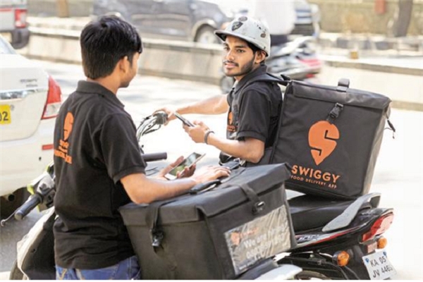 인도 음식배달앱 스위기의 오토바이 배달.