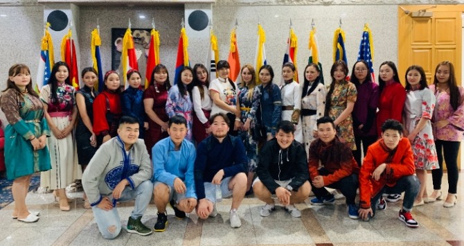 경인여대 유학생들이 '나담축제'를 기념해 몽골 전통의상을 입고 사진을 찍고 있다.사진=경인여대