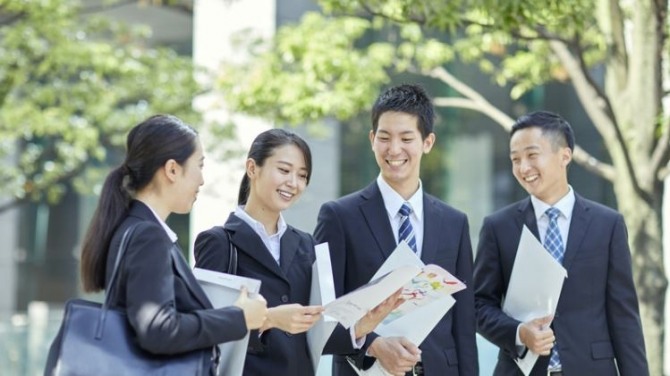일본 대학생의 취업 알선 등을 위해 기업 후원을 받는 '취업 카페'가 대학가에 급증하고 있다.사진=SWOT