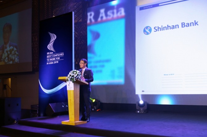 신동민 신한베트남은행 법인장이 HR Asia Awards에서 가장 일하기 직장으로 선정된 후 수상 소감을 전하고 있다. 사진=신한은행