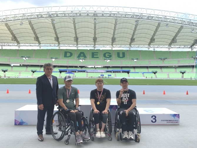 골든블루 소속 정종대 선수(왼쪽에서 세 번째)가 2019 전국장애인종별육상경기대회 겸 2020 국가대표 2차 선발전에서 금메달을 수여받고 다른 선수들과 기념사진을 촬영하고 있다. 사진=골든블루