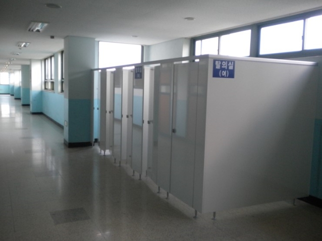 서울의 한 고등학교에 설치된 탈의실. 남·여 한 칸씩으로 많은 학생들이 이용하기에는 턱없이 부족하다.사진=고려칸막이