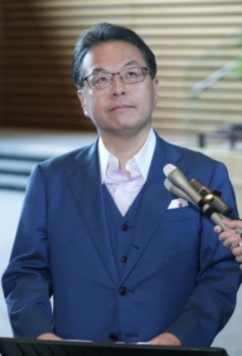 세코 히로시게 일본 경제산업상은 국제기관의 수출 규제 조사에 불응하겠다는 의사를 표명했다. 사진은 총리관저에서 16일 각료회의 후 열린 기자 회견