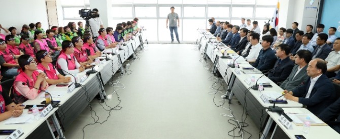 얼굴 맞댄 교육당국과 전국학교비정규직연대회의(학비연대).사진=뉴시스