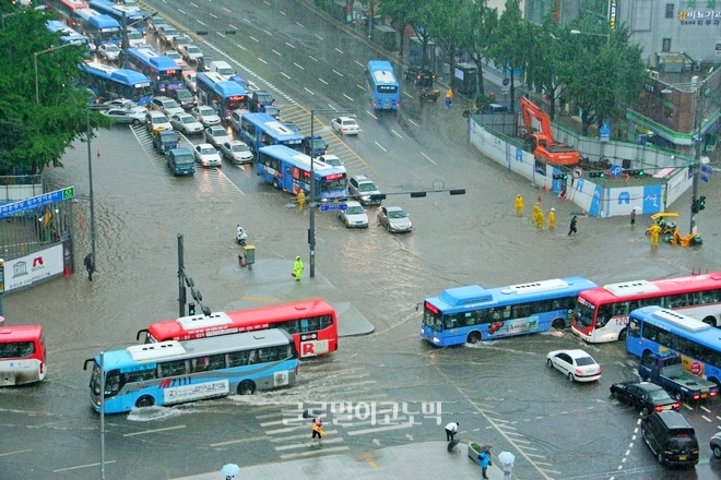 제헌절이자 수요일인 17일 전국에 구름이 많고 경기 동부와 강원 영서에는 오후 한때 소나기가 내리는 곳이 있겠다. 사진은 2011년 7월 중순 20분간의 폭우로 물에 잠긴 서울 광화문 네거리.