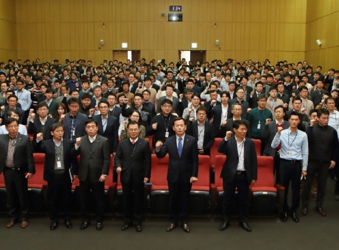 지난 3월 7일 대구시 본사에서 열린 한국석유공사 비상경영 계획 설명회에 참가한 양수영 사장(왼쪽 5번째)과 임직원들이 비상경영 결의를 다지고 있다. 사진=한국석유공사