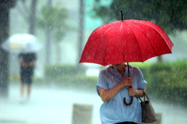 소나기가 내리는 지난 15일 오후 서울 강남구 학동역 인근 거리에서 시민들이 우산을 쓰고 걷고 있다./뉴시스