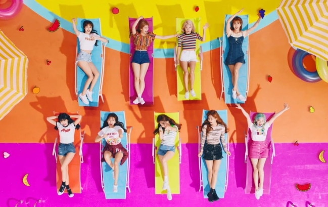 트와이스(TWICE) ‘HAPPY HAPPY’ 뮤직비디오의 한 장면.