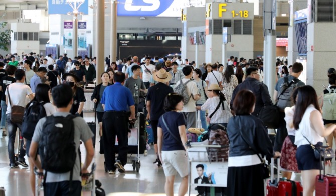 본격적인 여름 휴가철이 시작된 지난해 7월 인천공항 제1여객터미널이 휴가를 해외에서 보내려는 인파들로 북적이고 있다. 사진=뉴시스