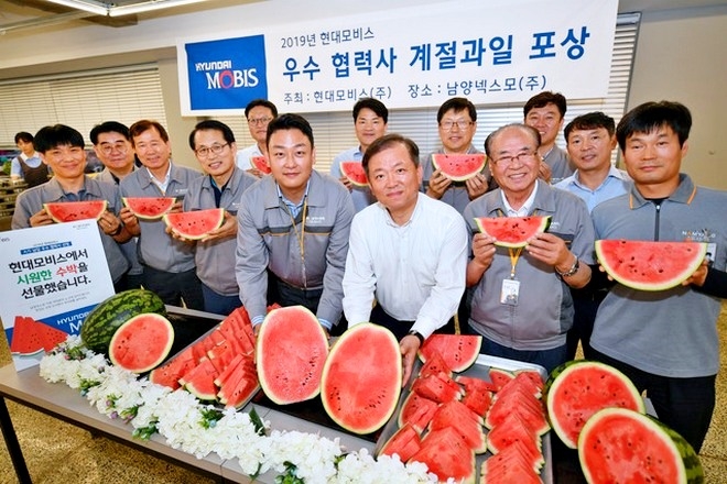 현대모비스는 이달 말까지 협력사 250개사와 전국 1300곳의 대리점에 감사장과 함께 수박 1만여통을 제공한다. 사진=현대모비스