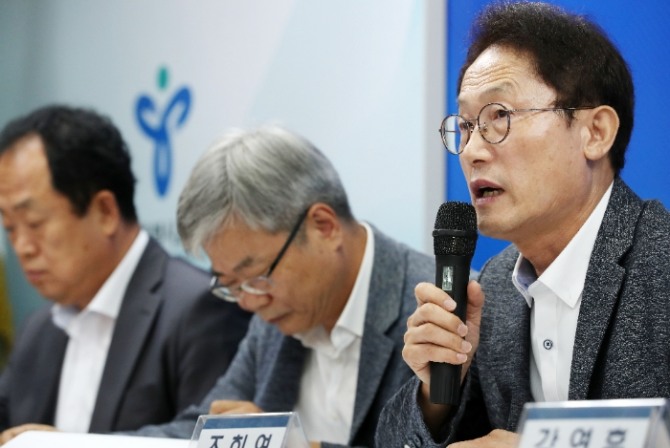 조희연(오른쪽) 서울시교육감이 17일 서울시교육청에서 일반고 전환 자사고에 대한 동반성장 지원 방안을 포함한 일반고 종합 지원 계획을 발표하고 있다.사진=뉴시스