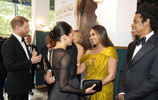 해리왕자와 메간비가 지난 14일(현지시간) 영국 런던에서 열린 영화 ‘라이언 킹’ 유럽 프리미어 행사에 참석해 가수 비욘세-제이지 부부, 프로듀서 퍼렐 윌리엄스 등과 인사를 나누고 있다.  