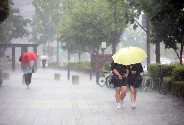 소나기가 내리는 지난 15일 오후 서울 강남구 학동역 인근 거리에서 시민들이 우산을 쓰고 걷고 있다./뉴시스 