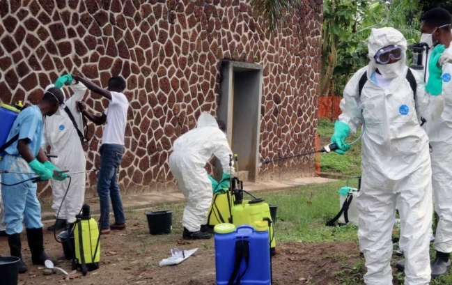 에볼라 유행으로 1,600명 이상이 사망한 콩고에서 의료진들이 방역작업을 하고 있다.