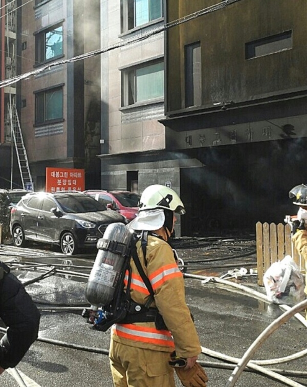 경기도 의정부의 한 아파트 지상 1층 주차장 필로티에서 발생한 화재 현장 모습. 사진=뉴시스