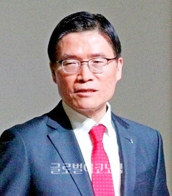 페라리와 마세라티를 수입 판매하는 FMK의 김광철 대표이사.