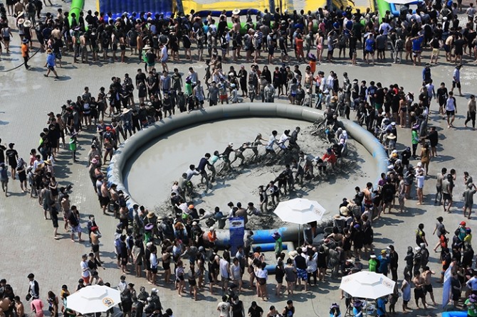 본격적인 여름휴가 시즌을 맞아 전국 곳곳에서 다양한 '여름축제'가 열린다. 사진은 지난해 열린 '보령머드축제'의 한 장면. 사진=한국관광공사