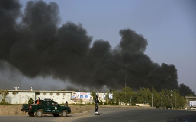 현지시간 18일 탈레반 습격에 의해 검은 연기가 피어오르는 아프가니스탄 남부 칸다하르 주 경찰본부 모습.