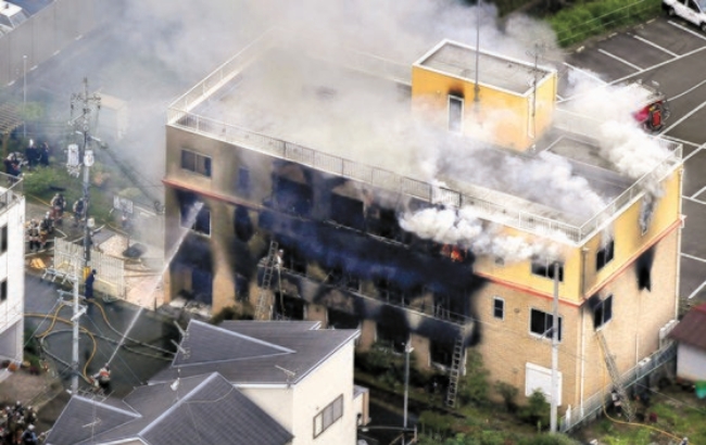 18일 방화로 화재가 발생한 교토 애니메이션 스튜디오에서 불길과 연기가 치솟고 있다. 