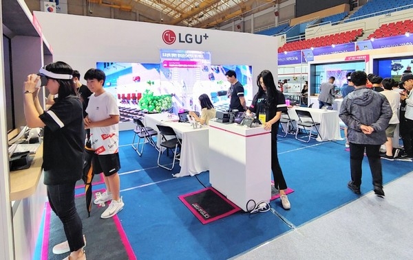 19일 개최한 울산미래박람회에 참가한 LG유플러스의 ‘U+5G 리얼체험존’ 운영 부스에서 관람객들이 5G 콘텐츠를 체험하고 있다. (사진=LG유플러스)