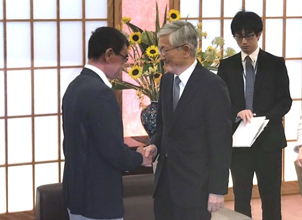 일본 정부가 자국이 한국에 제안한 '제3국 중재위원회'의 설치 시한(18일)까지 한국이 답변을 하지 않았다며 19일 일본 외무성에 초치된 남관표 주일 한국대사(가운데)가 고노 다로(河野太郞) 일본 외무상과 인사하고 있다./연한뉴스