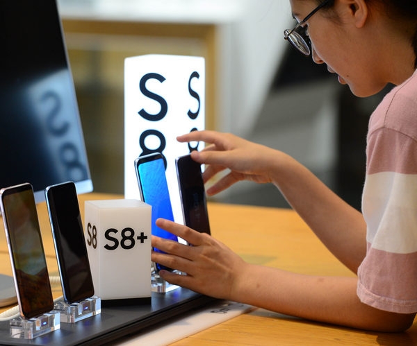 서울 서초구 삼성전자 사옥 밑 딜라이트 샵에 고객들이 갤럭시 S8을 체험하고 있는 모습. (사진=뉴시스)