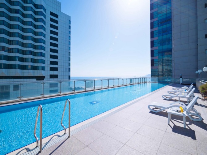 코오롱 씨클라우드 호텔은 탁 트인 전망의 객실과 야외 수영장으로 여름휴가의 진수를 보여준다. 사진=코오롱 씨클라우드 호텔
