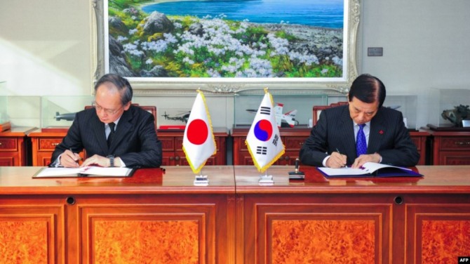 지난 2016년 11월 한국 국방부에서 김관진 한국 국방장관(오른쪽)과 나가미네 야스마사 주한일본대사가 한일군사정보보호협정에 서명하고 있다. 사진=VOA
