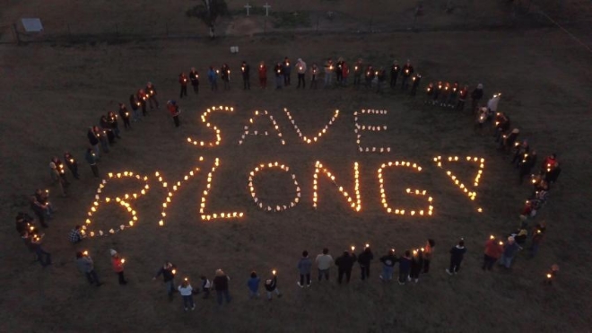 6일(현지시간) 호주 뉴사우스웨일스주 바이롱밸리 주민들이 한전의 석탄광산 개발사업에 반대하며 촛불로 '세이브 바이롱' 글씨를 만든 모습. 사진=락더게이트연합 