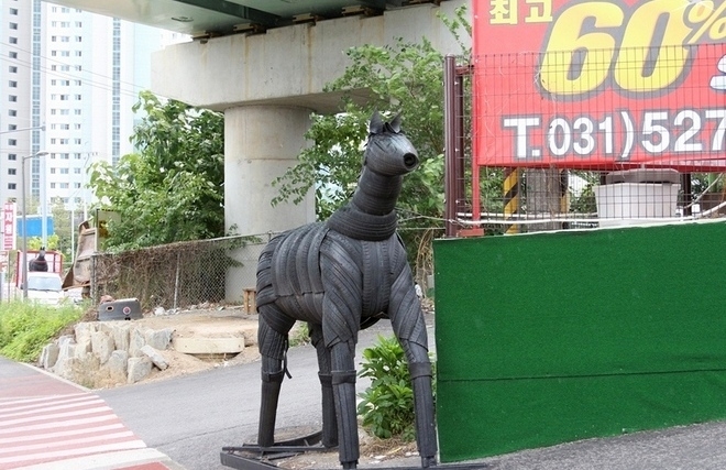 매장 입구 양편에는 폐타이어로 만든 말 두마리가 서 있다. 사진=정수남 기자