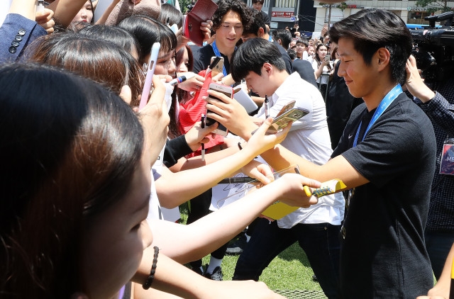 지난달 17일 오후 서울 중구 서울광장에서 열린 FIFA U-20 월드컵 대표팀 환영식에서 이강인이 팬들에게 사인을 해주고 있다./뉴시스