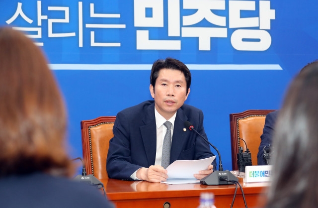 더불어민주당 이인영 원내대표가 21일 서울 여의도 국회에서 기자간담회를 갖고 현안에 대해 설명 하고 있다./뉴시스 