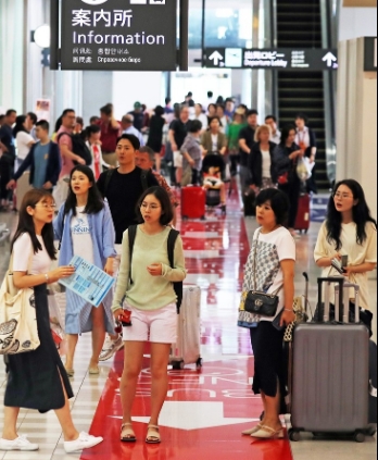 한일 갈등 확산으로 일본을 방문하는 한국인 관광객이 50% 줄어든 것으로 나타났다.