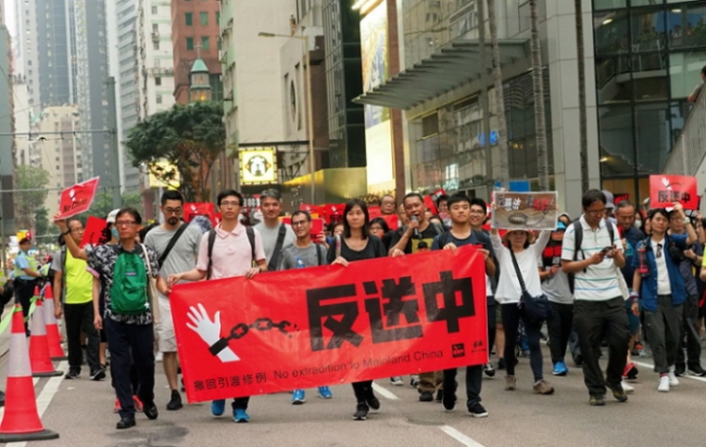 사진은 홍콩 친중국세력이 반정부시위에 맞서 맞불 집회를 펼치고 있는 모습.