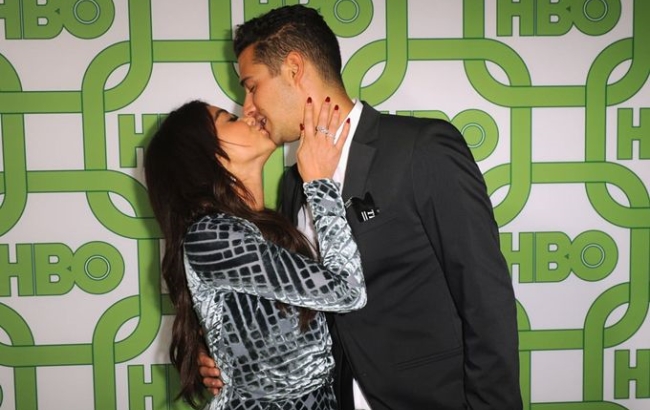 약혼을 발표한 영화배우 사라 힐랜드(왼쪽)와 라디오 DJ 웰스 아담스(오른쪽) 달콤한 키스 모습.  