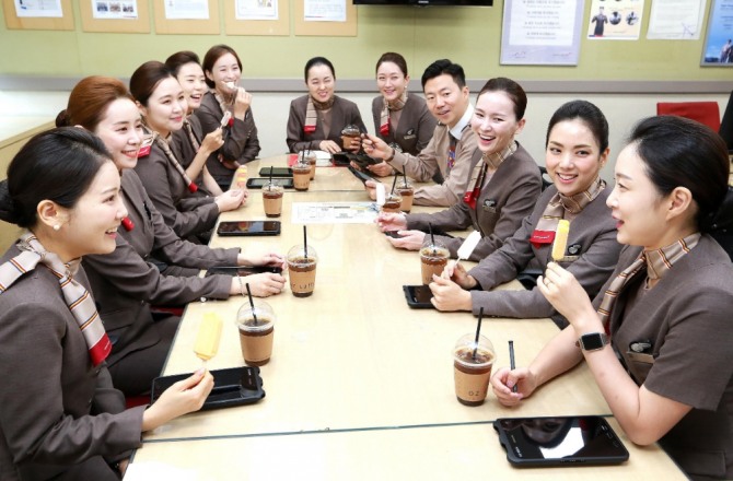 아시아나항공 승무원들이 서울시 강서구 오쇠동 아시아나항공 본사에서 커피와 아이스크림을 즐기며 담화를 나누고 있다. 사진=아시아나항공