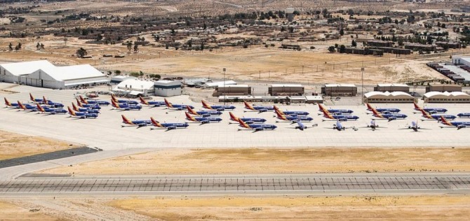 캘리포니아주 빅터빌 공항 내에 35대 이상의 사우스웨스트 항공사 마크가 새겨진 보잉 737MAX형 항공기가 계류하고 있다.