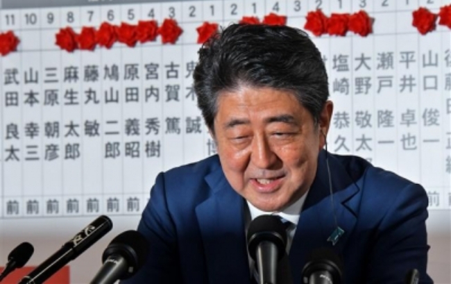 아베 신조 일본 총리가 22일 전날 치러진 참의원 선거에서 승리한 직후 기자회견에 임하고 있다.