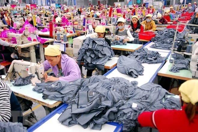 베트남 공장 종업원들이 봉제 작업을 하고 있다.