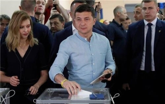 현지시간 21일 치러진 조기총선에서 투표하고 있는 볼로디미르 젤렌스키 우크라이나 대통령.