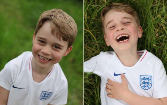 현지시간 22일로 6세 생일을 맞은 윌리업 왕자와 캐서린비의 아들 조지왕자가 잉글랜드 유니폼을 입고 유치가 빠진 귀여운 모습으로 활짝 웃고 있다. 