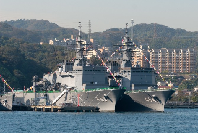 일본 해상자위대의 기뢰제거작전 모함 우라가함과 분고함.사진=일본해상자위대