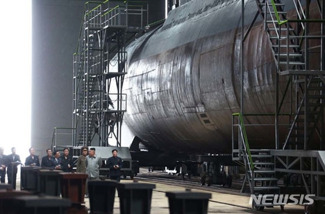 북한 김정은 국무위원장이 새로 건조한 잠수함을 시찰하고 있다. 사진=뉴시스