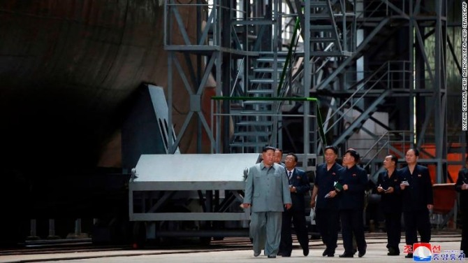 김정은이 2019년 7월 신형 잠수함 건조시설을 지도하고 있다.자료=조선중앙통신