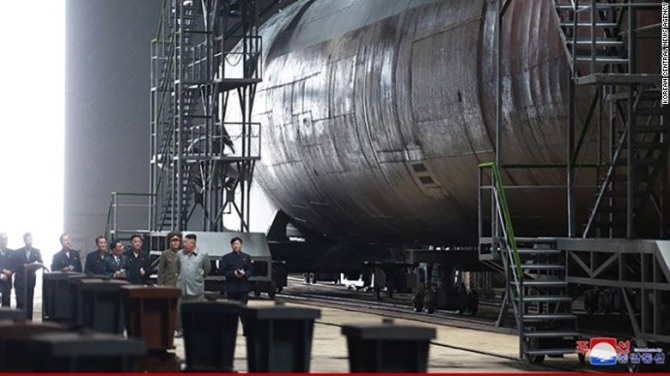 북한이 건조학도 있는 신형 잠수함 앞에서 김정은이 지도하고 있다. 사진=조선중앙통신